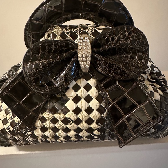 Beautiful brown and cream handbag, crystal in middle of bow on front - Picture 3 of 14